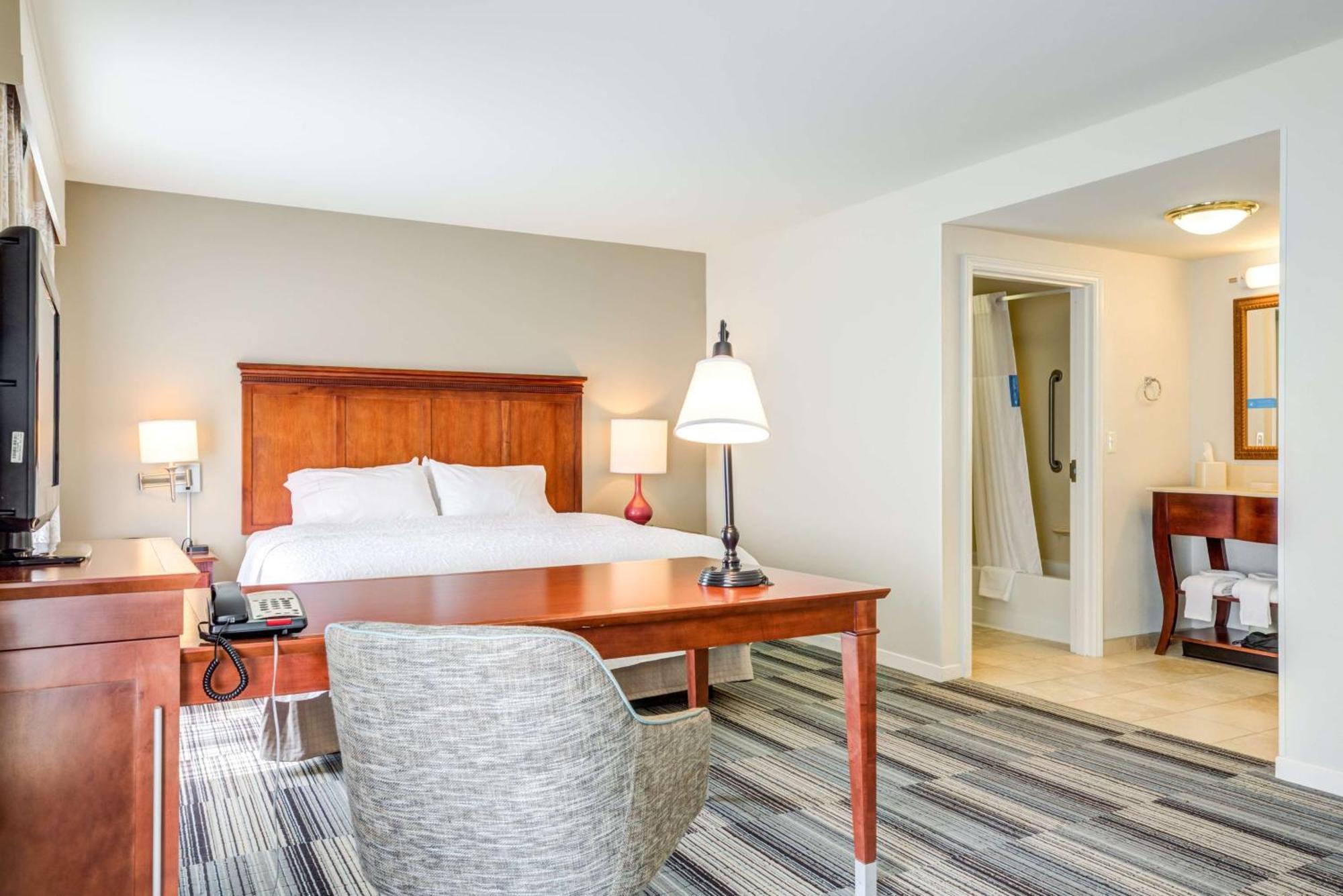 Hampton Inn & Suites Westford-Chelmsford Exterior photo