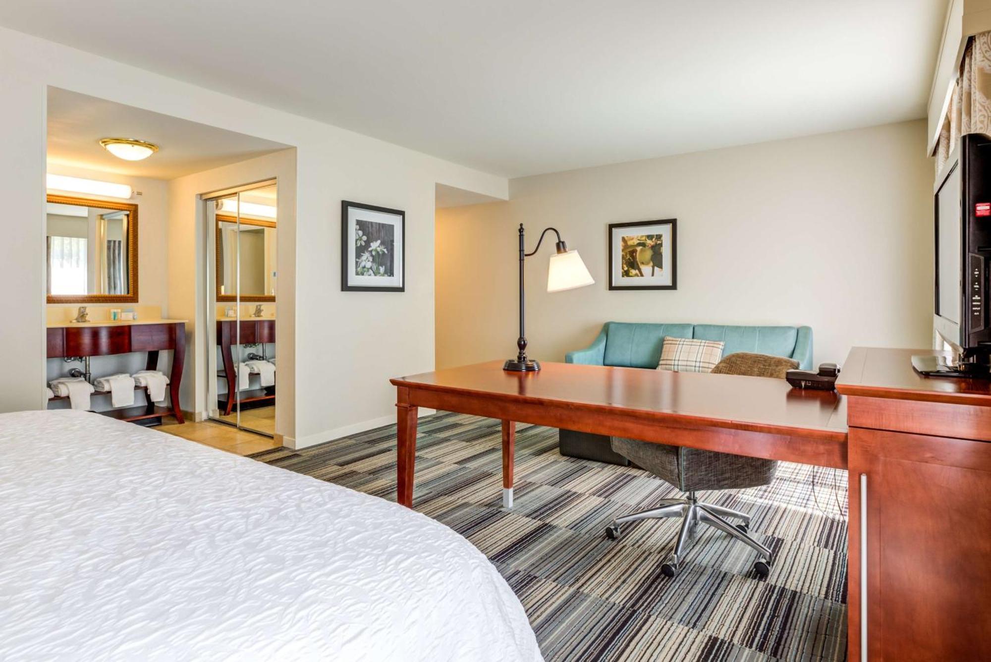 Hampton Inn & Suites Westford-Chelmsford Exterior photo