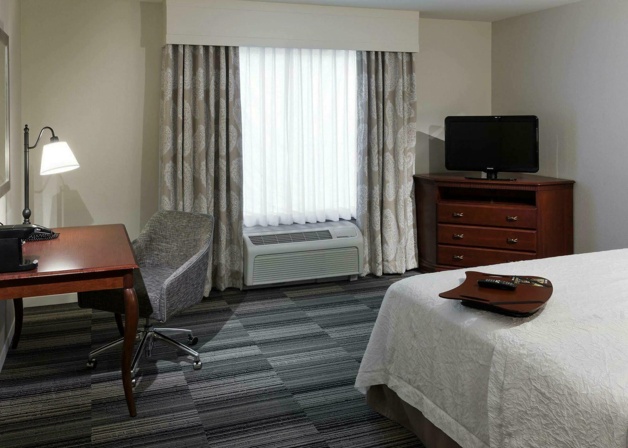 Hampton Inn & Suites Westford-Chelmsford Exterior photo